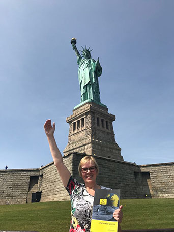 Regina Krahl vor der Freiheitsstatue in New York, USA