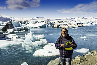 Stefan Wilmer an einem Gletschersee, Island